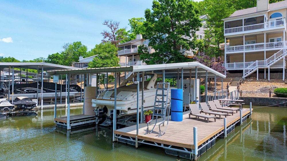 Shore Thing - Lakefront for 12