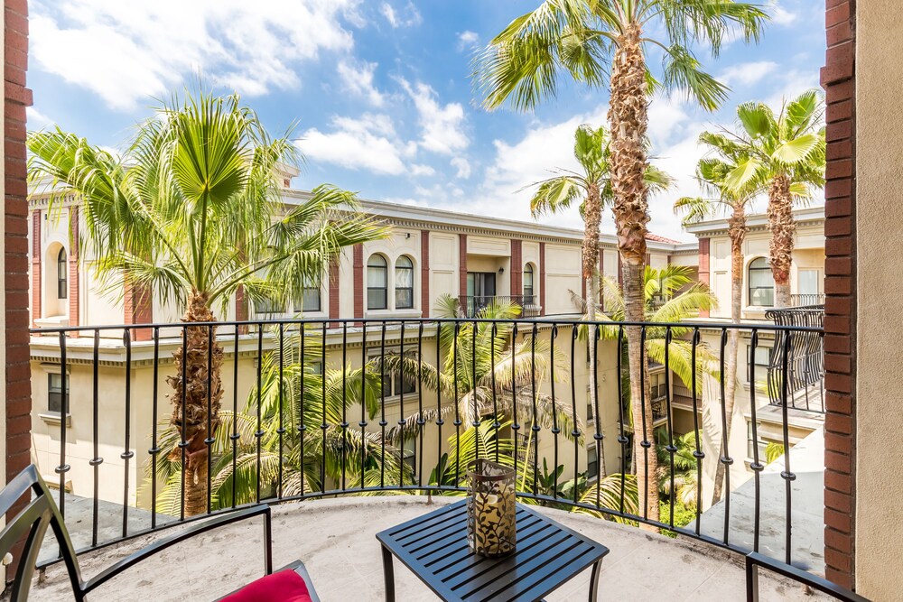 LAs Premier Apartments - Image 4