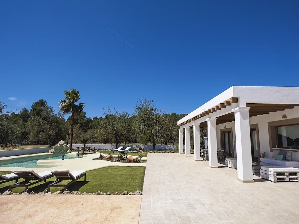 Spacious Villa With Games Area