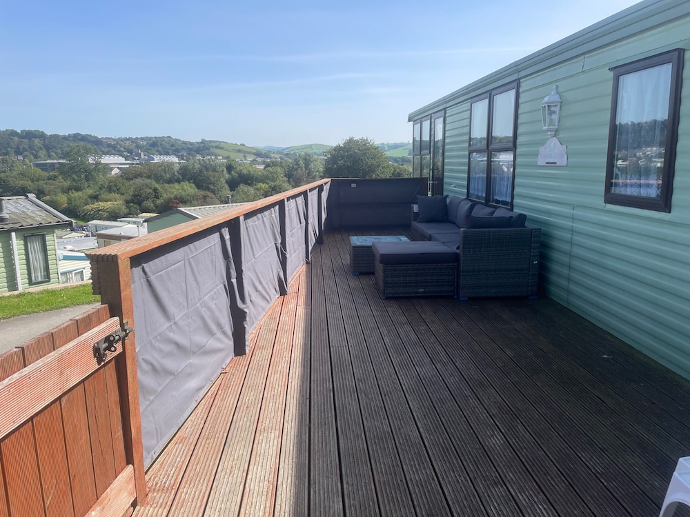 Caravansleeps6-parking-pool-mountain-petsok
