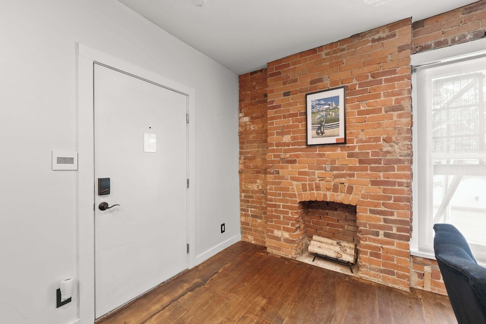 Short North Lounge Stay for 2