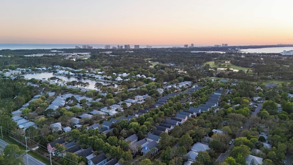 Golf Cart + Pool Access Near Baytowne & Beach Coral Starfish by Avantstay