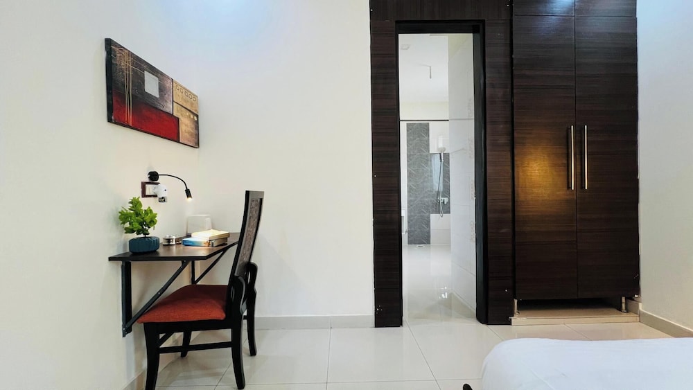 Bluo Stays - DLF Cybercity