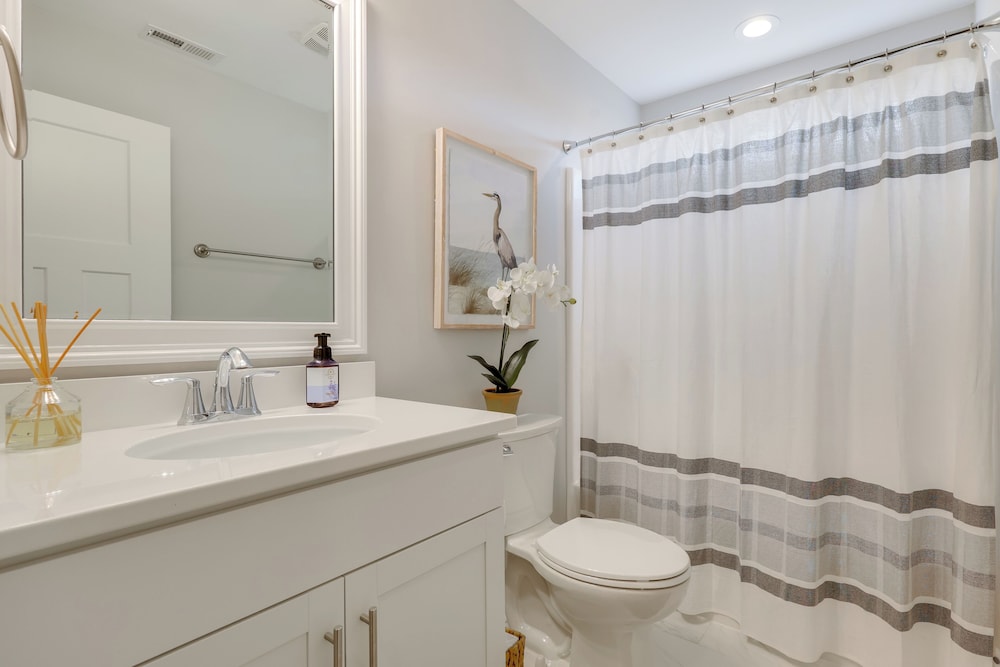 Spacious Home w/ Screened Patio in Wilmington!