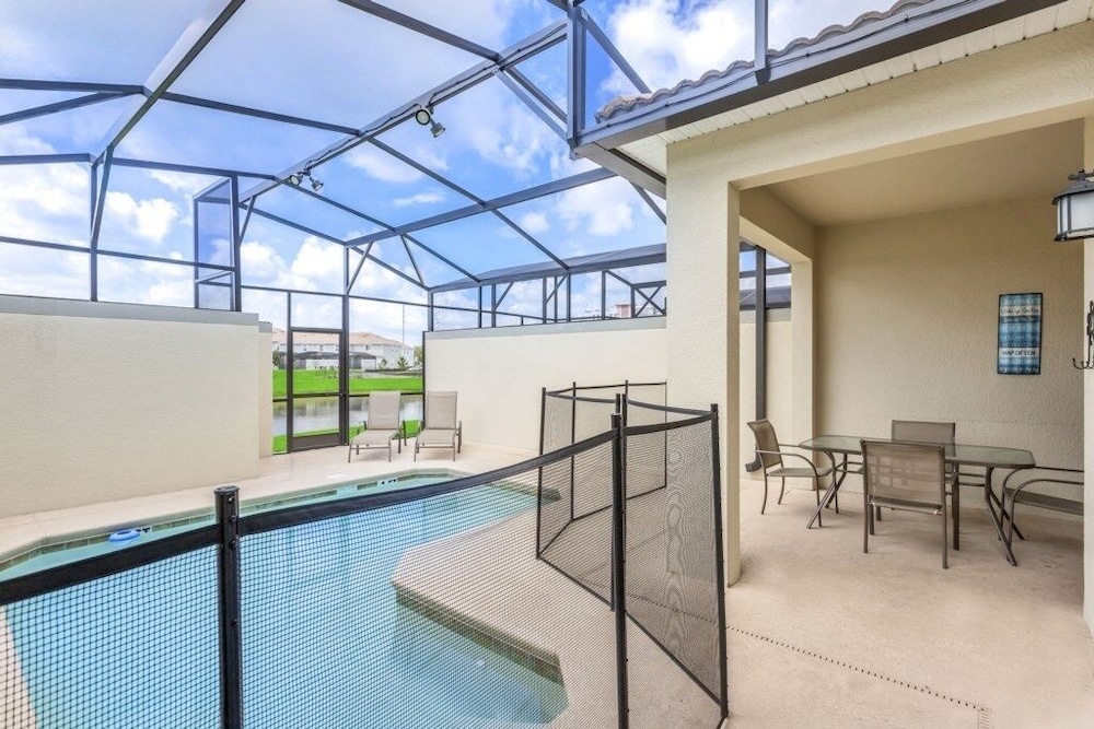 Storey Lake 4 Bed Townhome! 4 Bedroom Townhouse by Redawning - Image 4