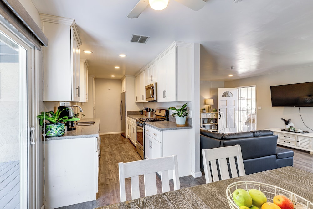 Pet-friendly Apt 11 Mi to Dtwn San Diego!