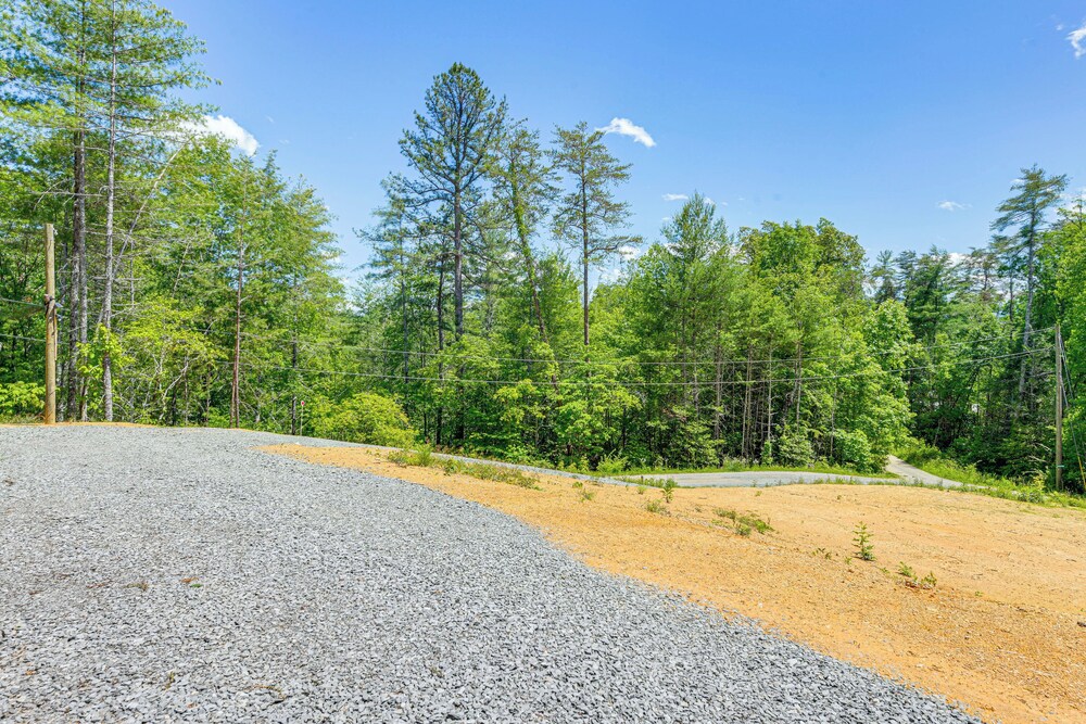 11 Mi to Smoky Mtns: Dog-friendly Sevierville Home