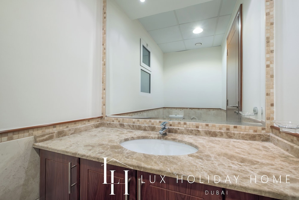 LUX The Al Seef Marina Suite 2