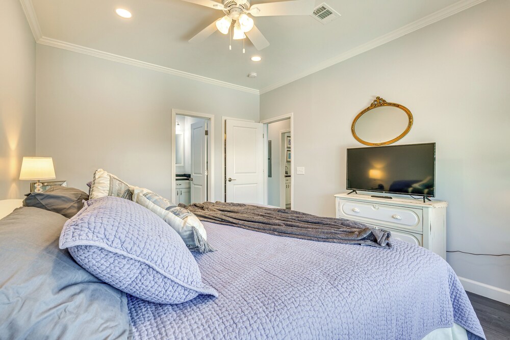 1 Mi to Beach Access: Home w/ Porch in Fort Myers!