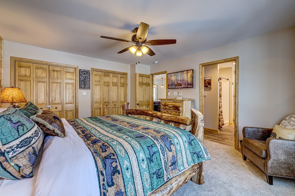 Top Notch Lodge by Avantstay Hot Tub, Game Room, Community Pool, Deck view 3