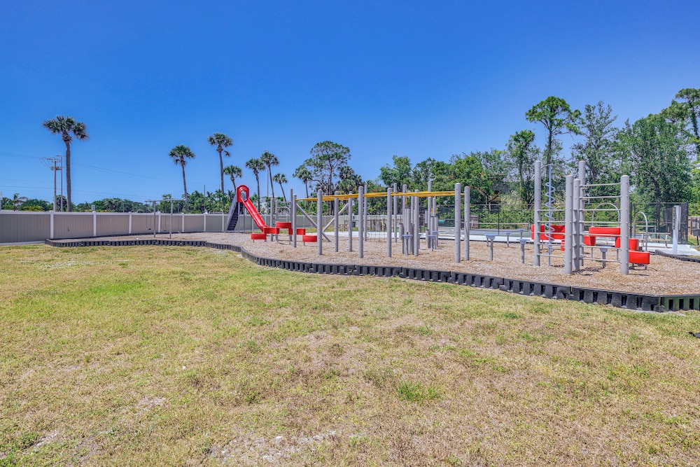 Swim, Fish & Play: Pet-friendly Gem in Fort Myers