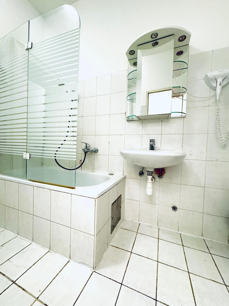 Comfy 4BR 10 Min Transport to Stadthalle