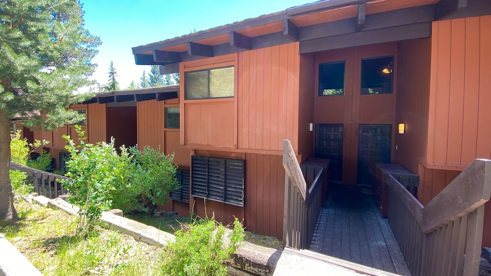 Hotel Mammoth West 106 Spacious Condo Just A Short Walk to Canyon Lodge by RedAwning - Image 1