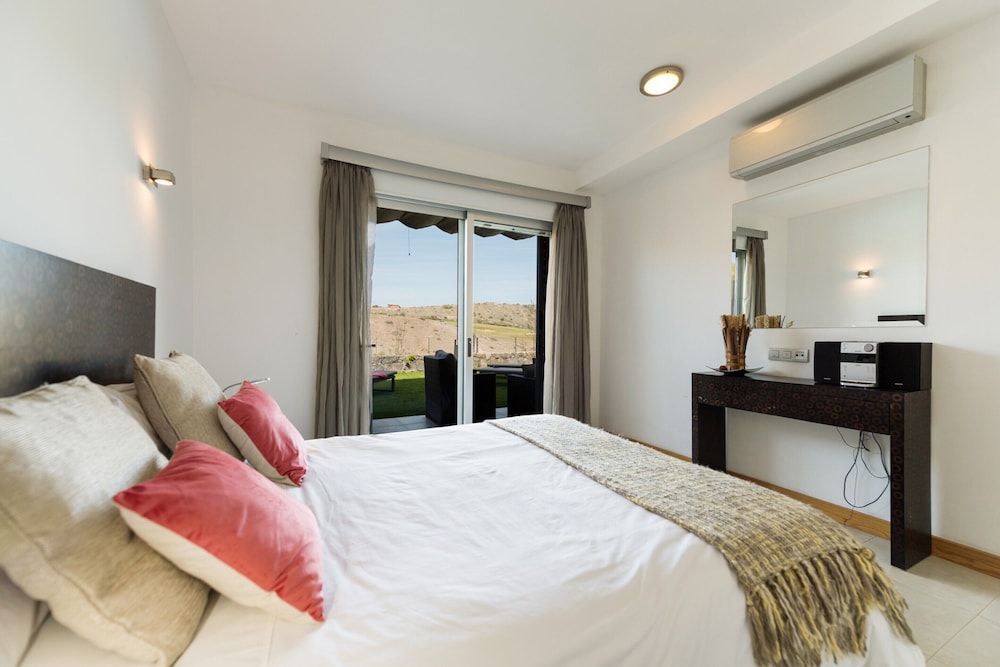 Villa With Heated Pool in Salobre