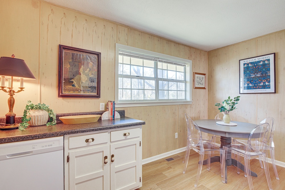 Oxford Getaway: Walk to Oxford Square! - Property Image 6