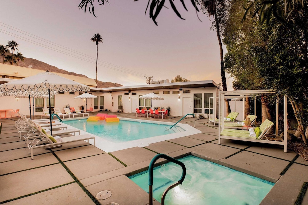 3 Private 1 Bedroom Units at The Wesley! Sleeps 12!