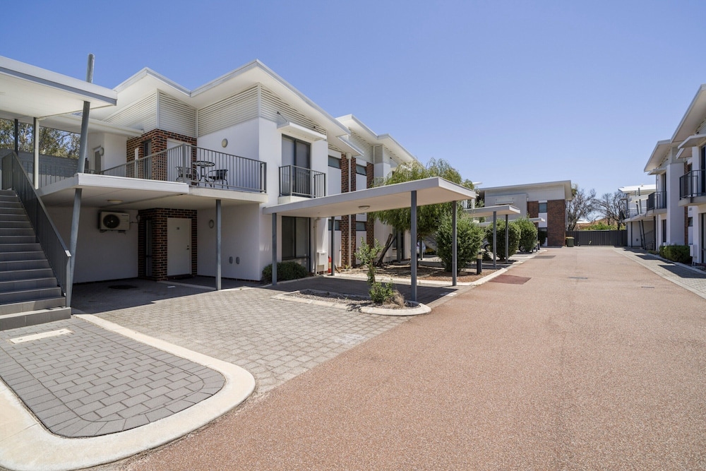 Sunny 2-bed in Quiet Location With Balcony
