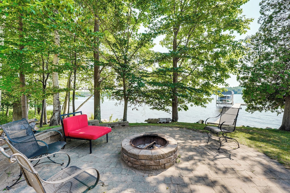 Hamlin Lake Retreat: Spacious Stay for Groups!
