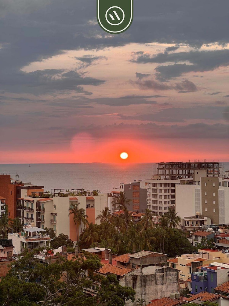 Stunning 2 BR Condo - Oceanview Terrace - Downtown