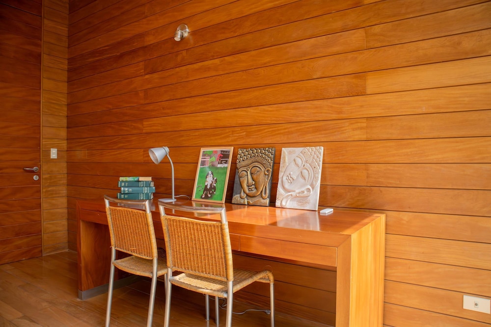 w Elegant 5BR Home w Pool in Cieneguilla