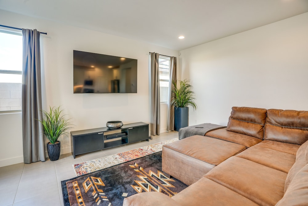5 Mi to Westgate: Newly Built Glendale Home