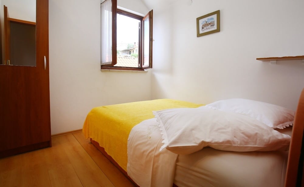 Neda - Perfect Location & Free Parking - A3 view 4