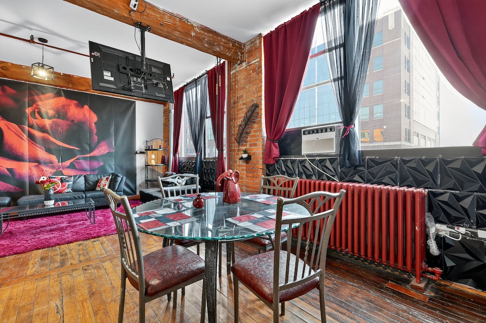 Beautiful 'rose Themed' Loft Near Downtown Detroit 1 Bedroom Apts