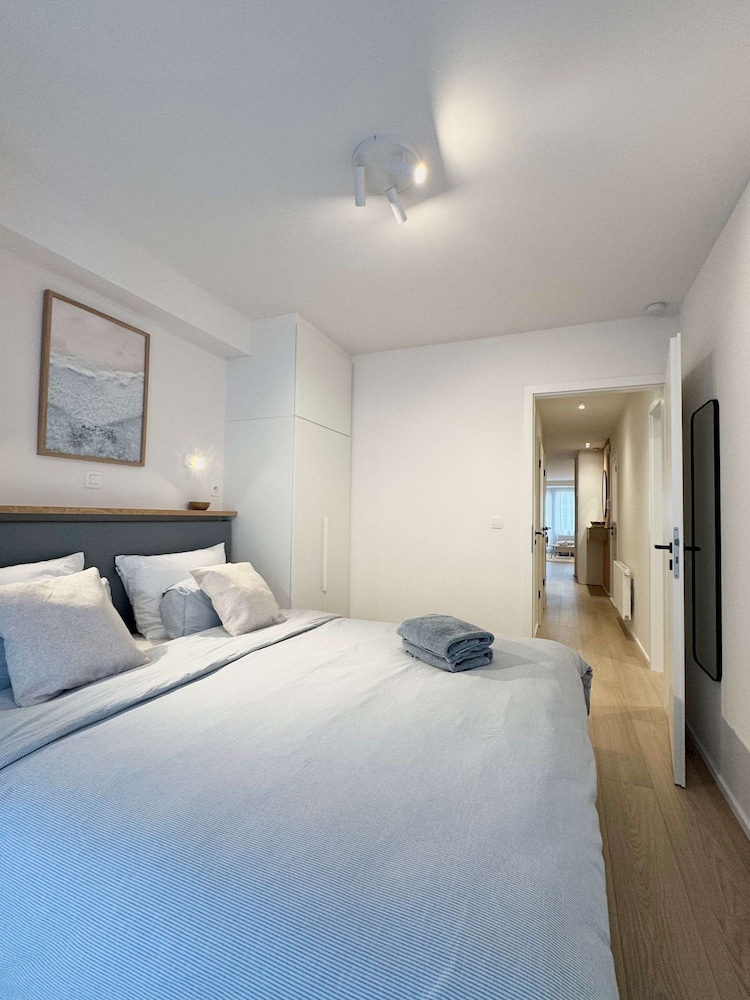 Spacious Bright Apartment Steps From the Beach i
