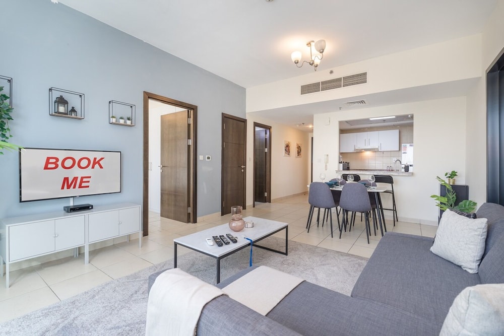Refined 1BR Retreat in The Point Tower - Marina