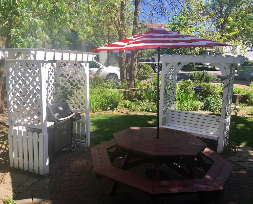 Ashland Vacations - Oak Sherwin House Near OSF - Property Image 13