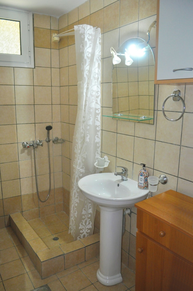 Villa Takis on Pelekas Beach Small House With Garden and sea View