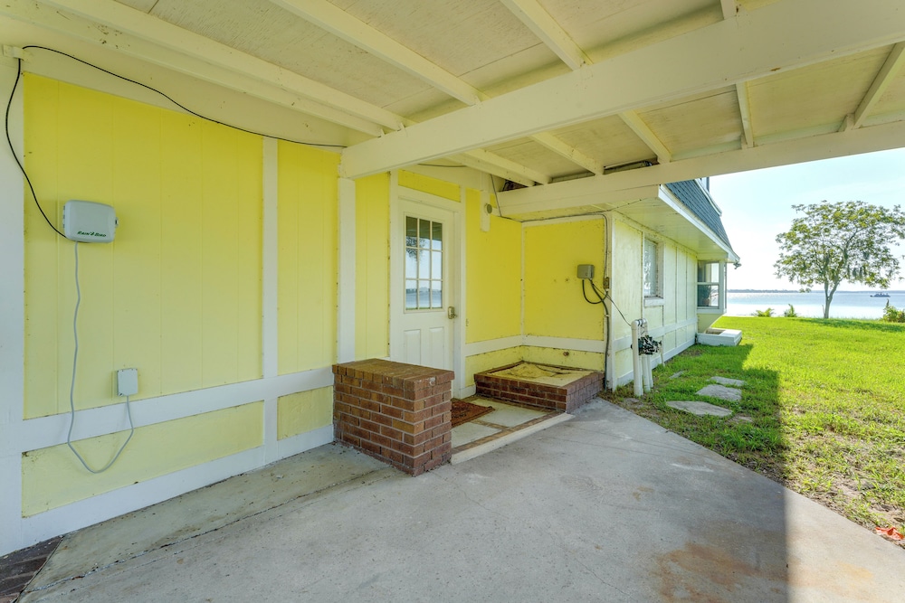 Lake Dora Escape: Canal Access & Seaplane Sights!