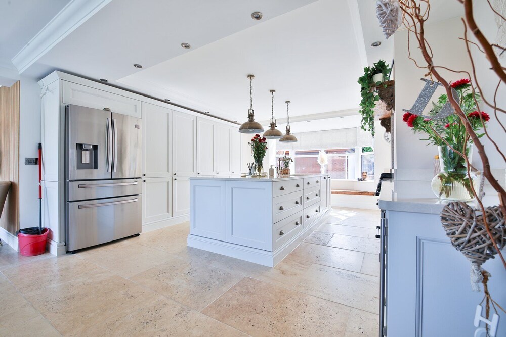 Modern 5-bed Retreat With Parking