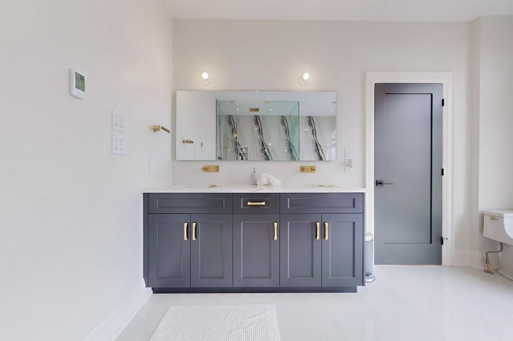 Lucky Mansion Luxury Villa in Fort Erie