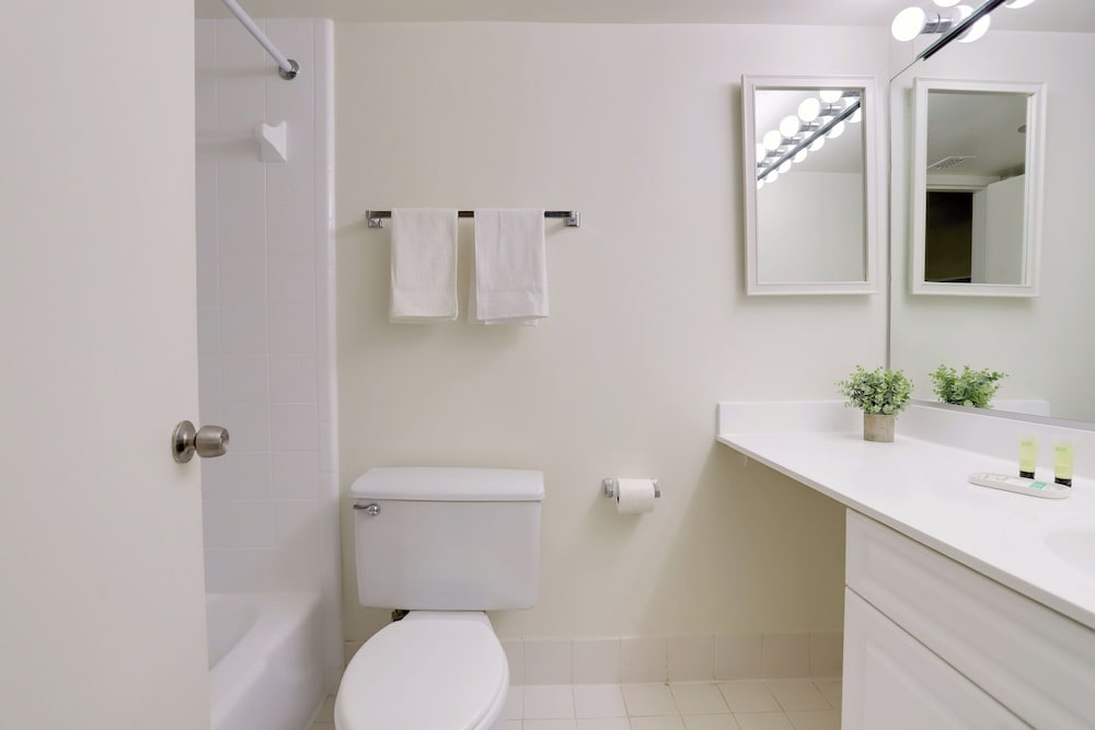Modern 2BR Apt in Crystal City near D.C.