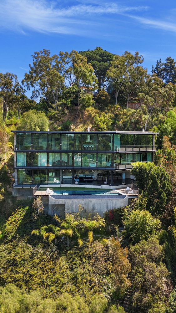Glass Mansion - Chic Glass Villa in LA Hills With Views, Style & Serenity