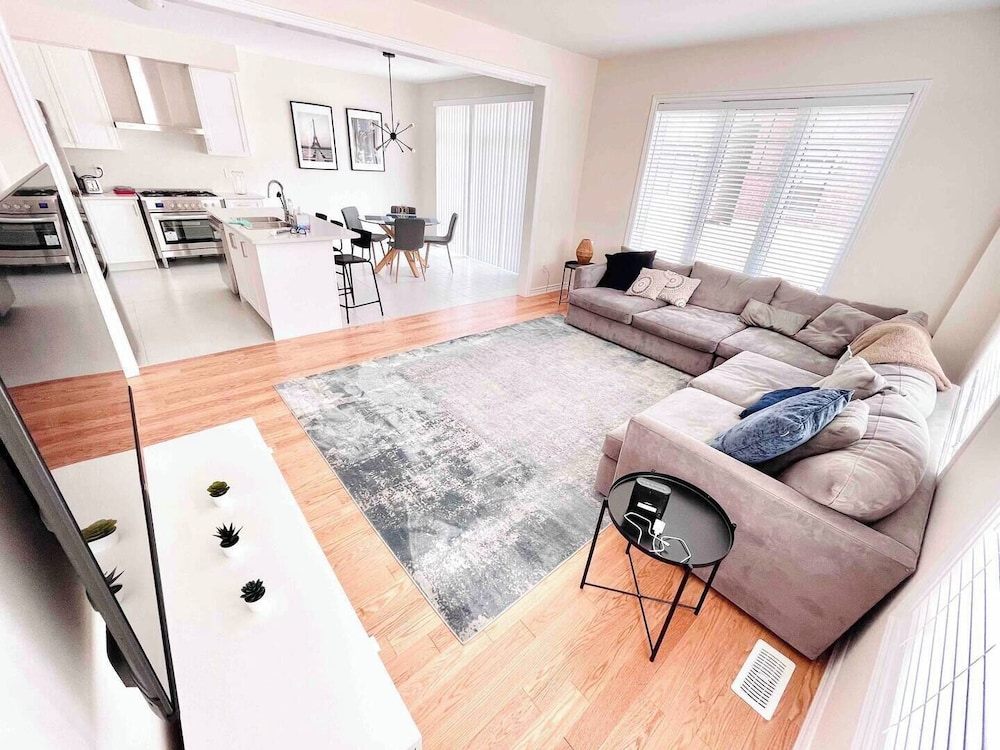 Brand New 5 Bedroom Home in West Niagara