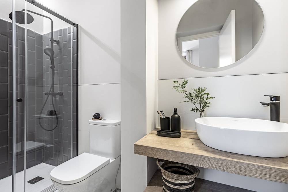Garos - 2 Bedrooms in Malasa a