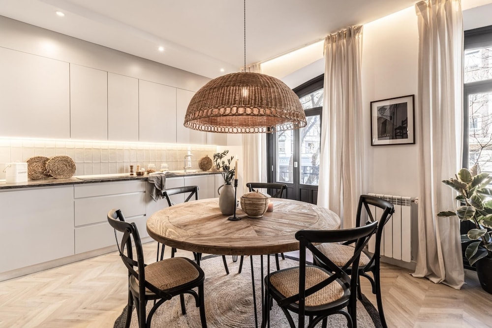 Baza - 3 Bedrooms and Office in Trafalgar