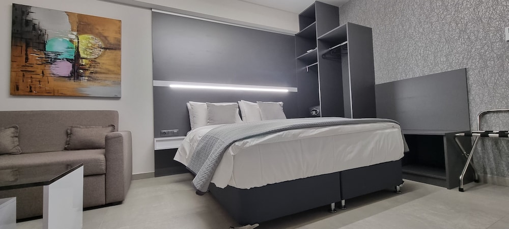LUXSUITES