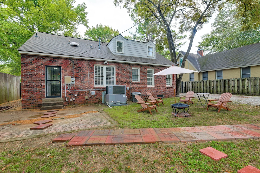 2 Mi to Memphis Zoo: Charming Home w/ Private Yard