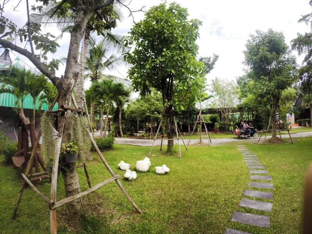 Aioun At Amphawa