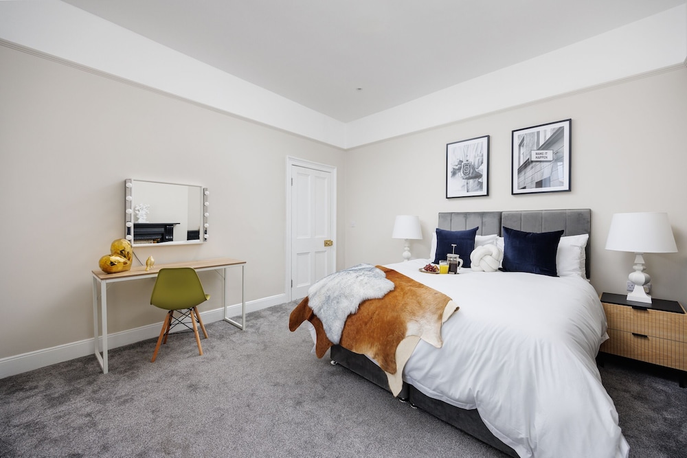 Luxurious 4 Bed House - Sleeps 8 view 5
