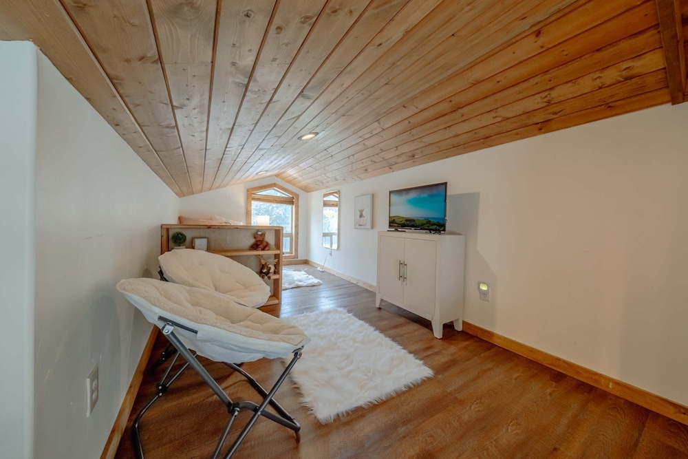 Flathead River Retreat For 15!