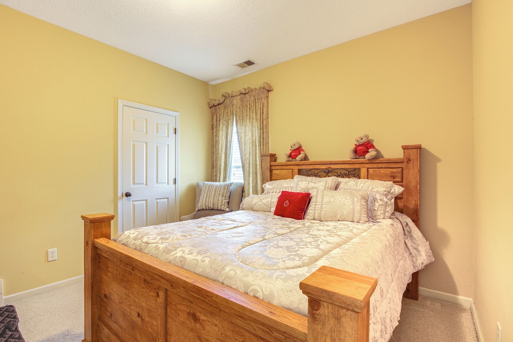 Family-friendly Gem w/ Home Office in Memphis
