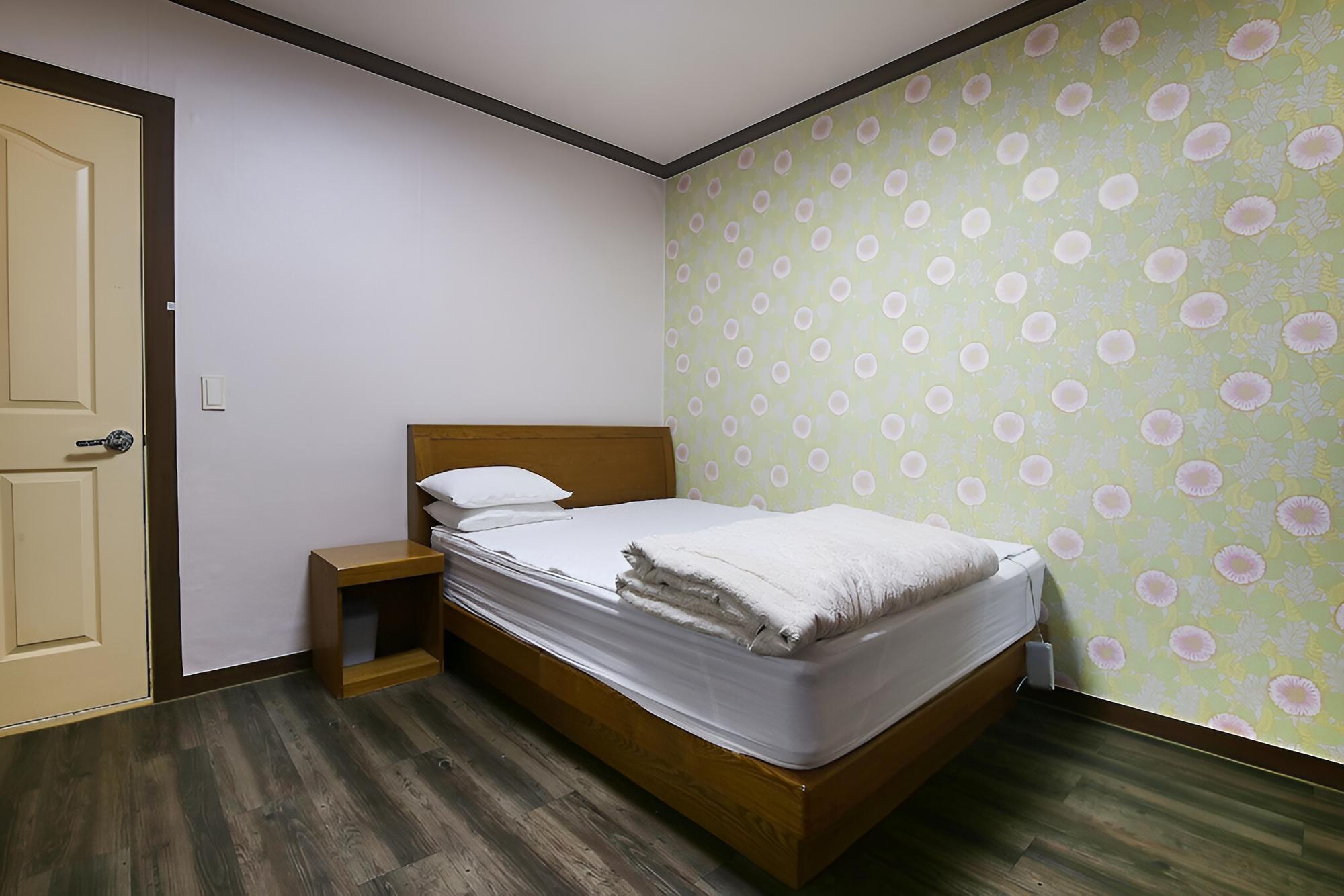 Nonsan Hwangje Motel view 4