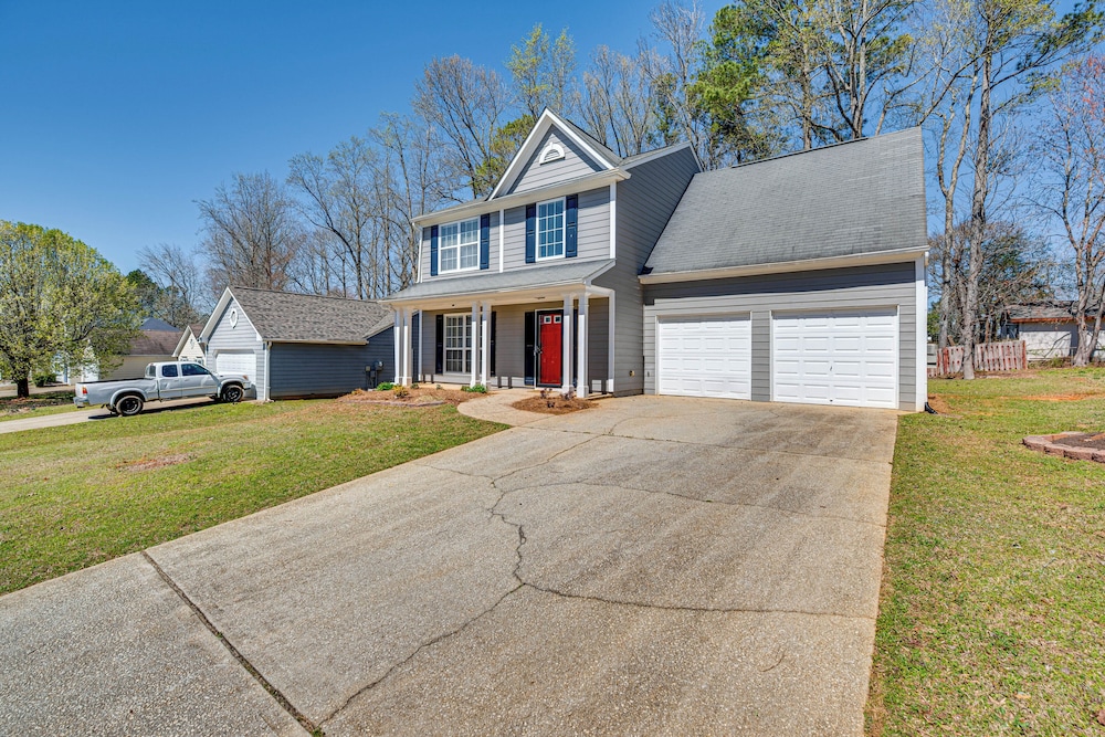 10 Mi to Six Flags: Austell Home w/ Expansive Yard