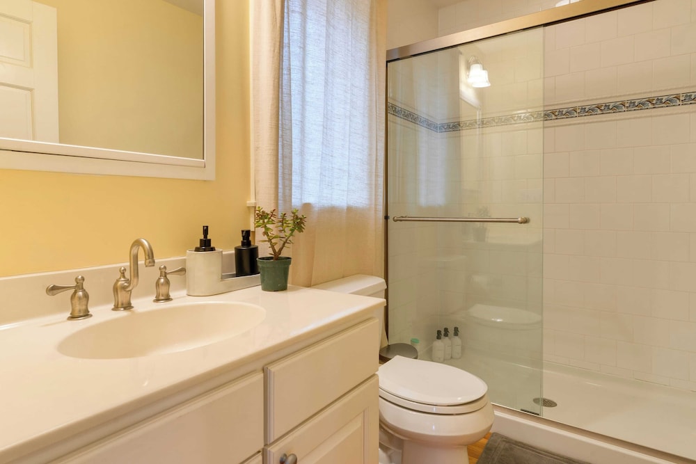Pool+hot Tub, Firepit Near Hikes, Shops, Dining Cragswood Lodge by Avantstay