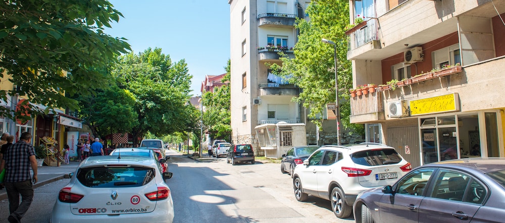 Apartment Hemingway en Mostar — parking