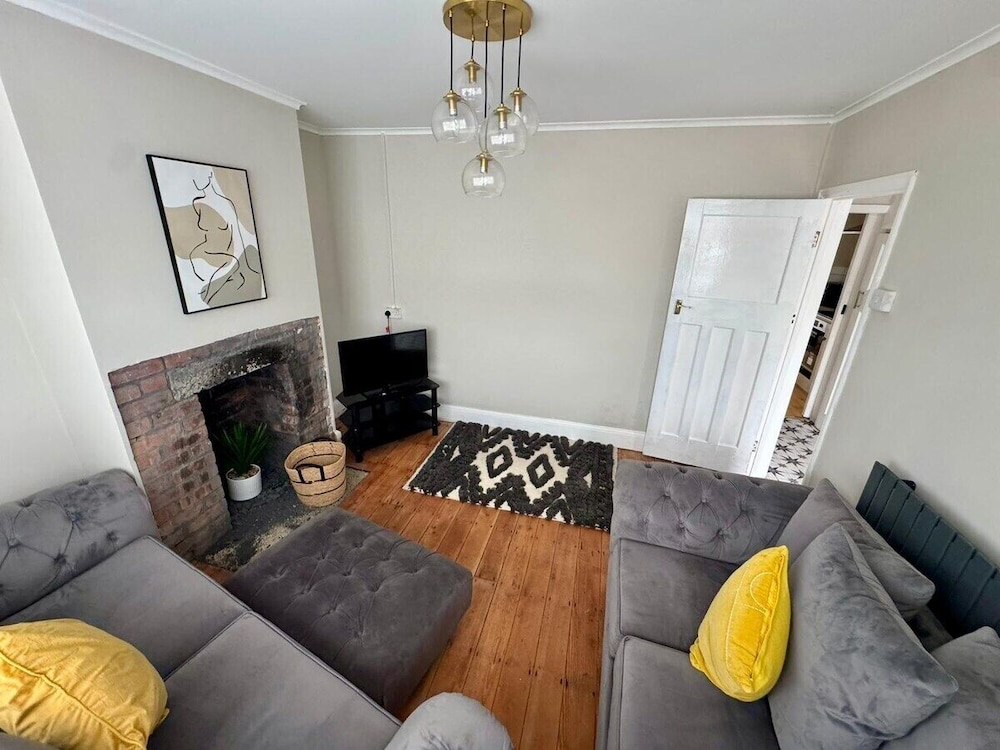 Cosy 2 Bedroom Home With Parking Near City Centre
